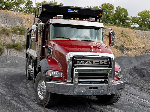 mack-trucks-red-granite-2023-m