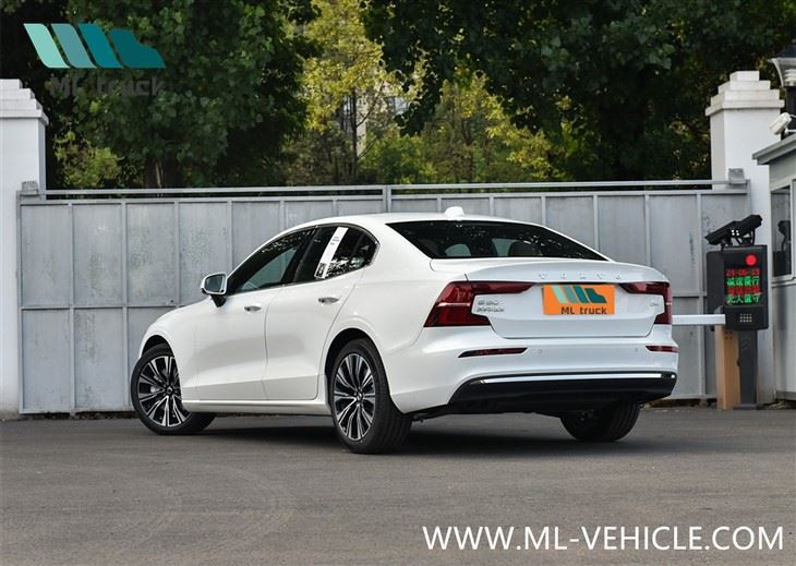 2025 VOLVO S60 Sedan