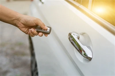 Koliko daleko ključ automobila može biti od vozila da bi otključao vrata?