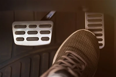 Da li pritiskanje i otpuštanje akceleratora poboljšavaju ubrzanje u automobil...