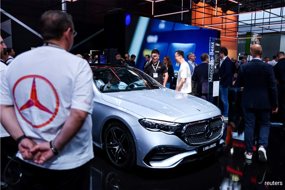 Potražnja za električnim vozilima opada, Mercedes usporava planove za baterije